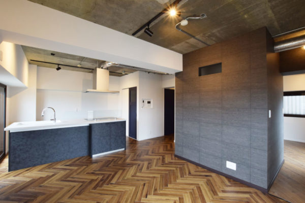 スケルトン天井×ライティングがおしゃれな家