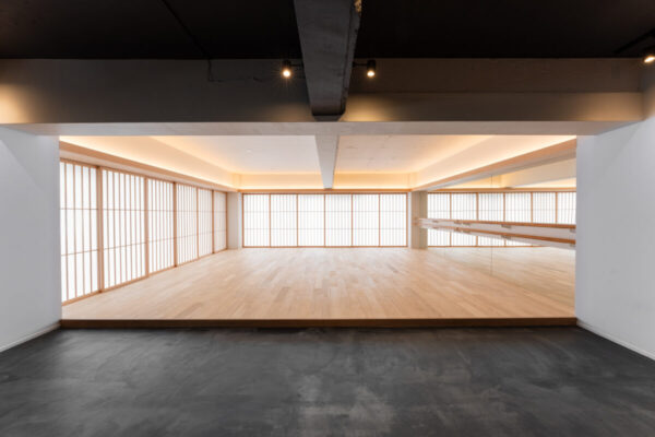 日本舞踊の美しさが際立つ和モダンなデザイン