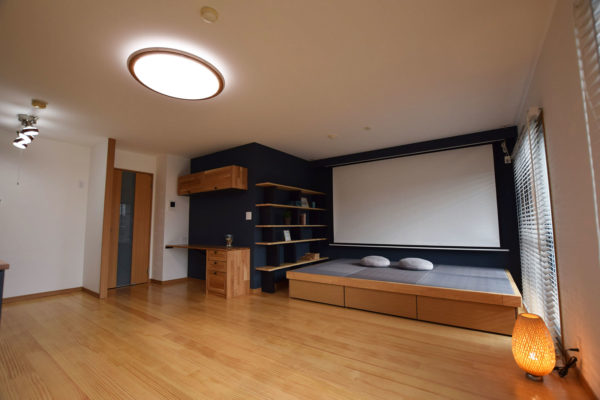 木のぬくもり＋デザインクロスでスタイリッシュな家