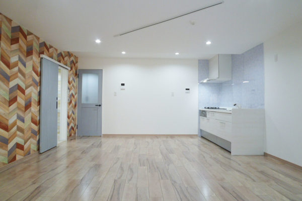 パステルブルーの扉に個性派ヘリンボーンの家